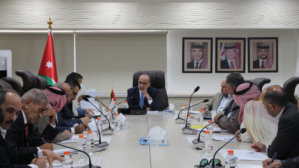 وزير الإدارة المحلية يلتقي مع رؤساء لجان البلديات ومجالس المحافظات.