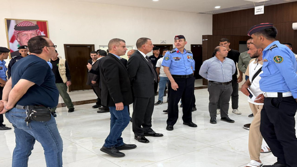 وزير الداخلية يوجه مسؤولي مركز حدود جابر إلى ضرورة العمل على تقليل فترة مكوث المسافر داخل المركز. (وزارة الداخلية)