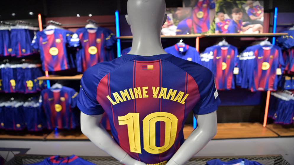 قميص اللاعب لامين جمال. (أ ف ب)