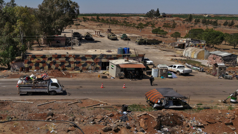 سكان بدو يستقلون شاحنة محملة بأغراض منزلية يغادرون محيط قرية المزرعة الدرزية في محافظة السويداء جنوب سوريا إلى منطقة أكثر أمانًا . 17 يوليو/تموز 2025.(أ ف ب)
