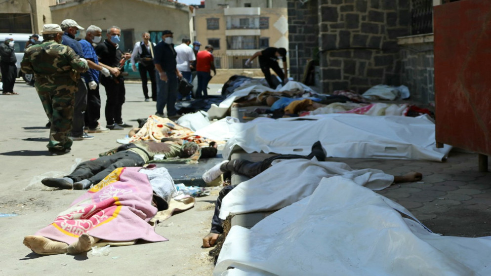 جثث ضحايا اشتباكات مقاتلين من العشائر والبدو ومجموعات درزية في ساحة مستشفى مدينة السويداء جنوب سوريا. 17 تموز 2025. (أ ف ب)