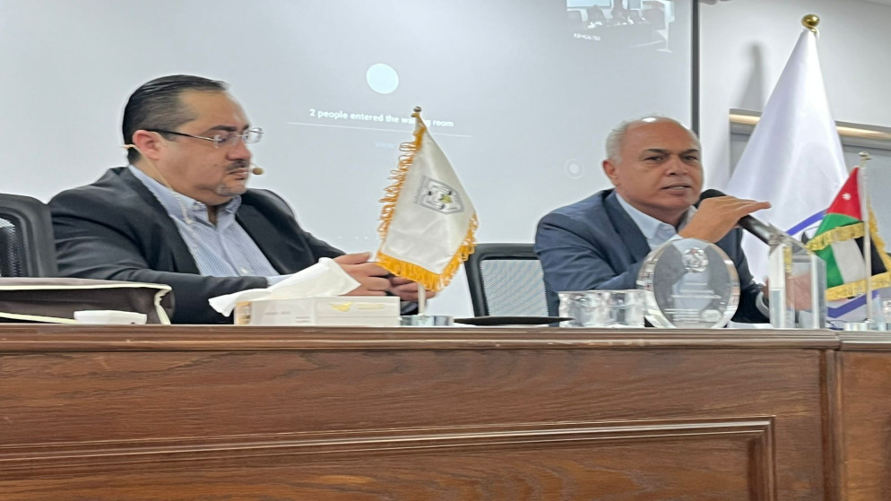 الأمين العام لوزارة العمل عبد الحليم دوجان (يمين) خلال ندوة فنية متخصصة حول"التطبيقات العملية لقانوني العمل والضمان والاجتماعي".