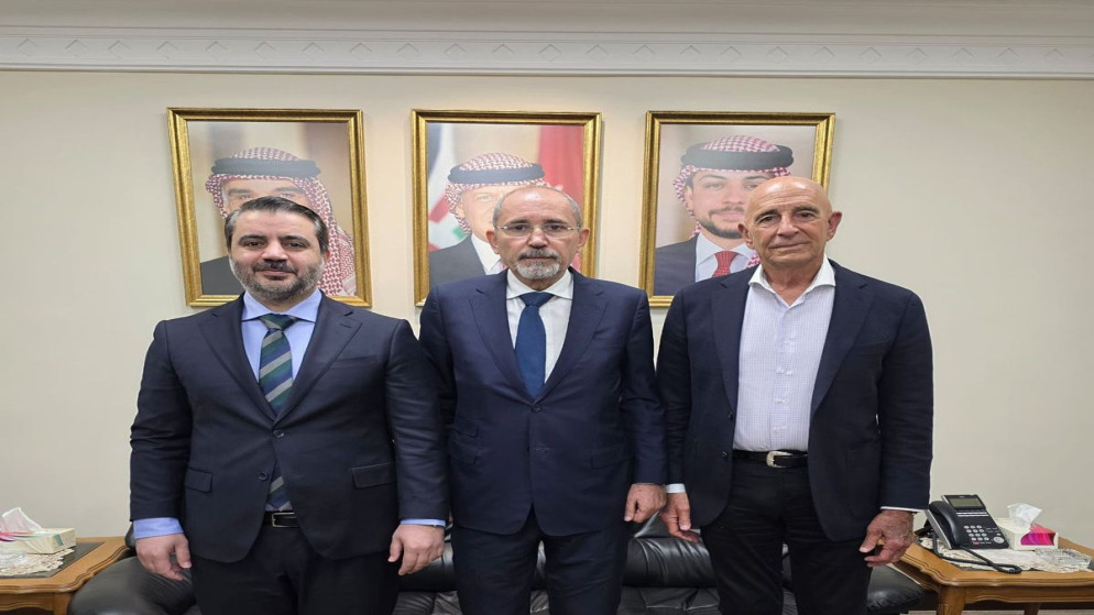اجتماع ضم نائب رئيس الوزراء وزير الخارجية وشؤون المغتربين أيمن الصفدي، ووزير الخارجية والمغتربين السوري أسعد الشيباني، وسفير الولايات المتحدة الأميركية لدى الجمهورية التركية والمبعوث الأميركي الخاص إلى سوريا توماس بارِك في وزارة الخارجية بالعاصمة عمّان السبت