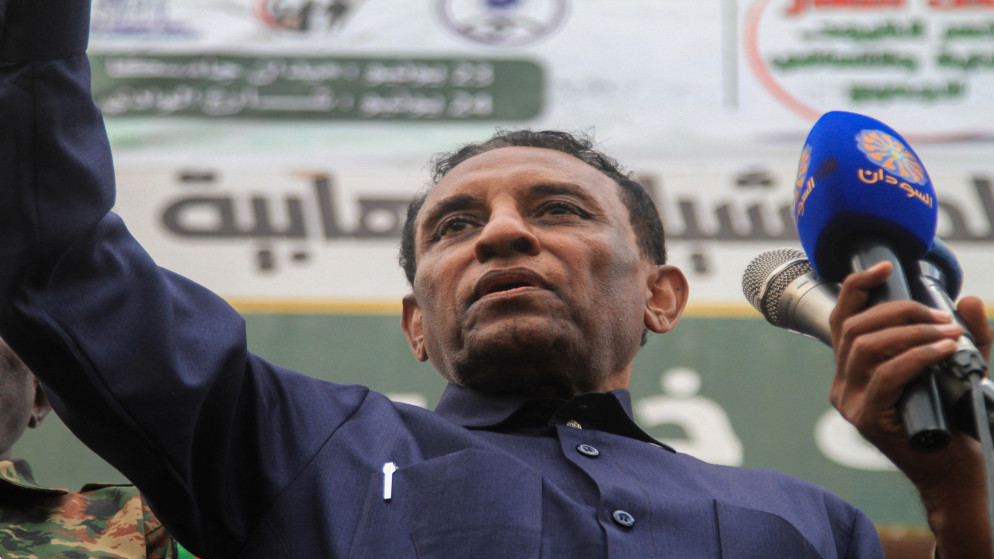 كامل إدريس، المسؤول السابق في الأمم المتحدة الذي عينه الزعيم الفعلي للسودان عبد الفتاح البرهان في أيار، رئيسا للوزراء، يخاطب الناس خلال زيارة في أم درمان 19 تموز 2025. (أ ف ب)