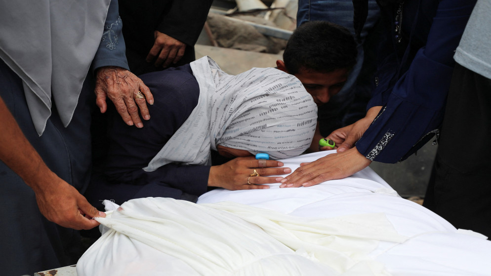 فلسطينيون خلال تشييع جنازة أحد الشهداء في مستشفى الشفاء في مدينة غزة، 21 تموز 2025. (رويترز)