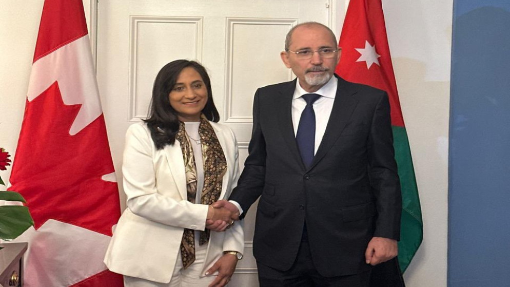 نائب رئيس الوزراء ووزير الخارجية وشؤون المغتربين أيمن الصفدي مع وزيرة الخارجية الكندية أنيتا أناند. (وزارة الخارجية)
