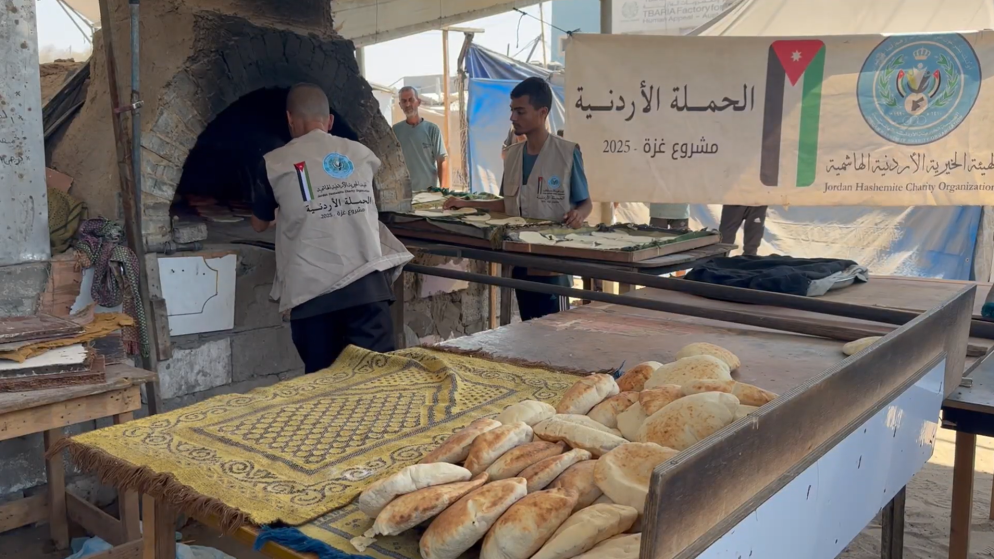 متطوعون في الحملة الأردنية يعملون في مخبز داخل قطاع غزة.