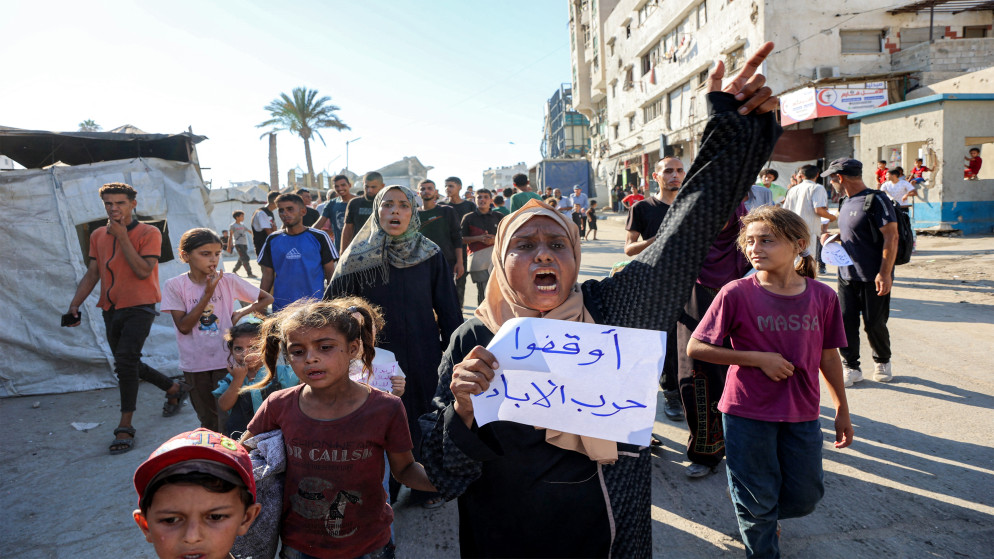 فلسطينيون في حي الرمال بمدينة غزة في 19 تموز 2025. (أ ف ب)