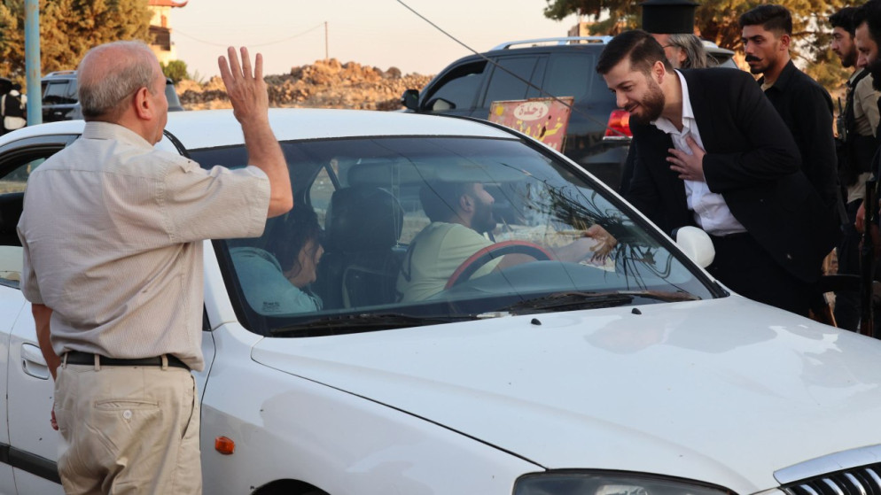 العميد أحمد الدالاتي، قائد قوى الأمن الداخلي في محافظة السويدا خلال استقباله الدفعة الـ2 من العائلات المحتجزة في مدينة السويداء.(وزارة الداخلية السورية)