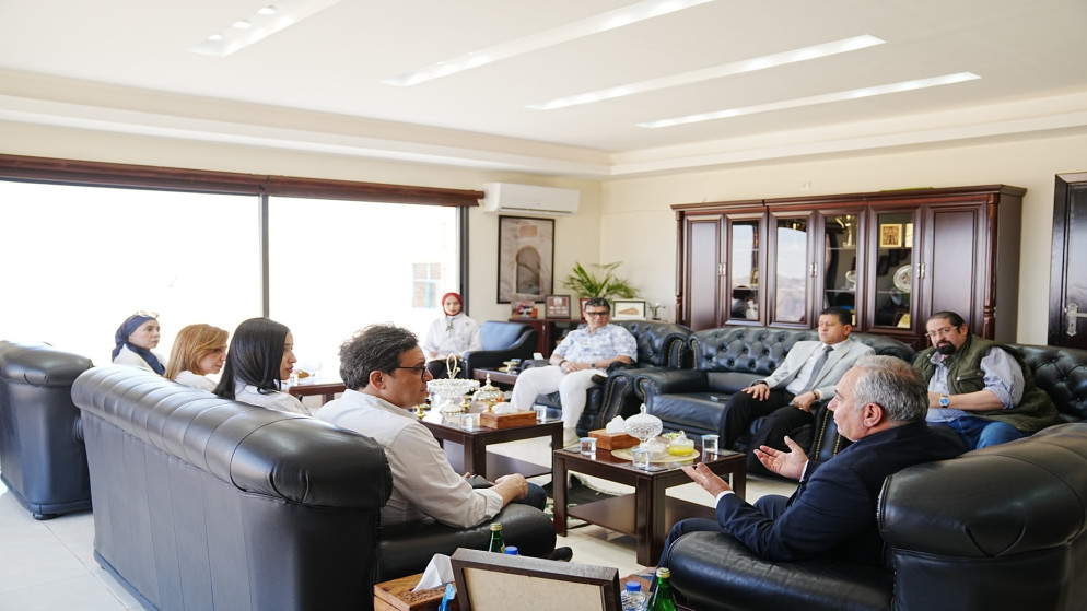 رئيس مجلس مفوضي سلطة إقليم البترا التنموي السياحي فارس البريزات يستقبل في مكتبه وزير الثقافة المصري أحمد فؤاد هنو.(سلطة العقبة)