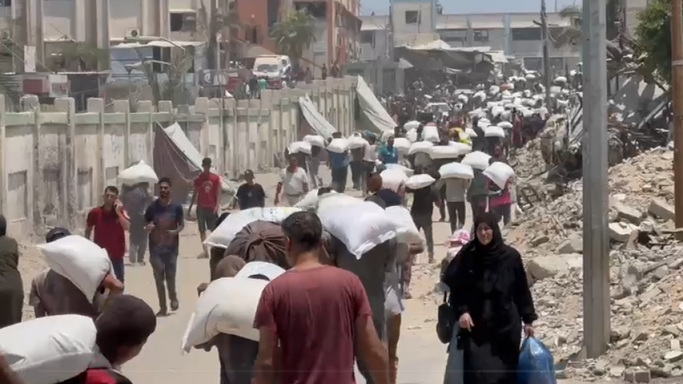 دخول كميات كبيرة من أكياس الطحين إلى قطاع غزة. (الهيئة الخيرية الهاشمية)