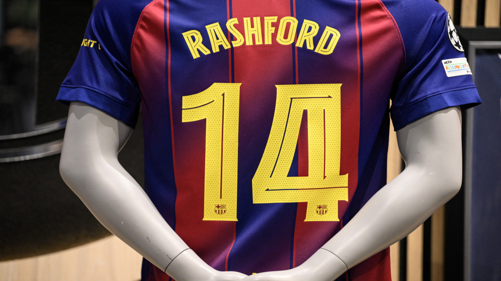 قميص برشلونة الجديد يحمل اسم المهاجم الإنجليزي ماركوس راشفورد، 23 تموز 2025. (أ ف ب)