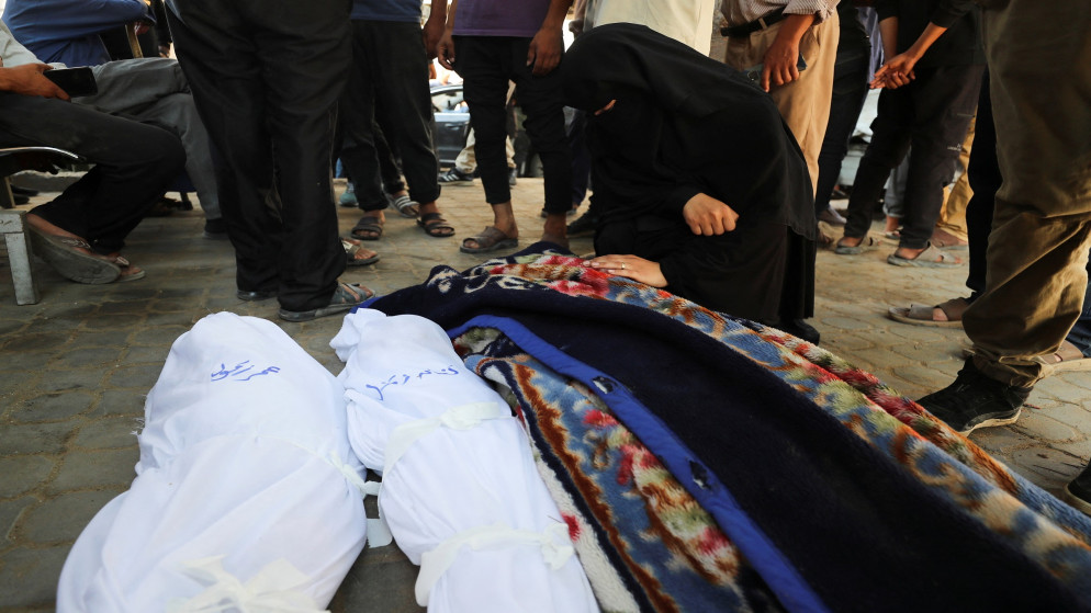 شهداء ارتقوا إثر غارة إسرائيلية ليلية على منزل، وفقًا لوزارة الصحة في غزة،6 يوليو 2025.  قطاع غزة.(رويترز)