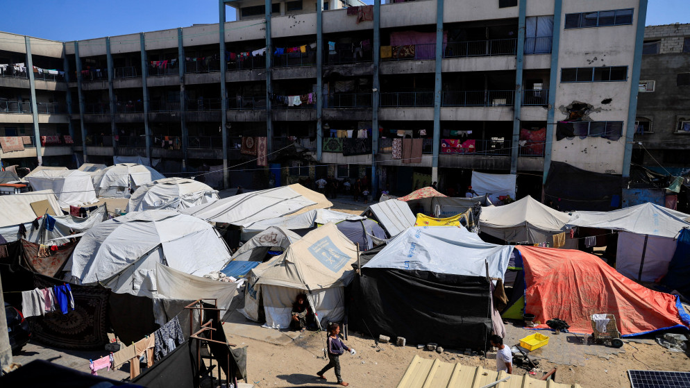 فلسطينيون نزحوا بسبب الهجوم الإسرائيلي يحتمون بخيام بمدرسة تابعة للأونروا في خان يونس جنوب قطاع غزة، 4 حزيران 2025. (رويترز)