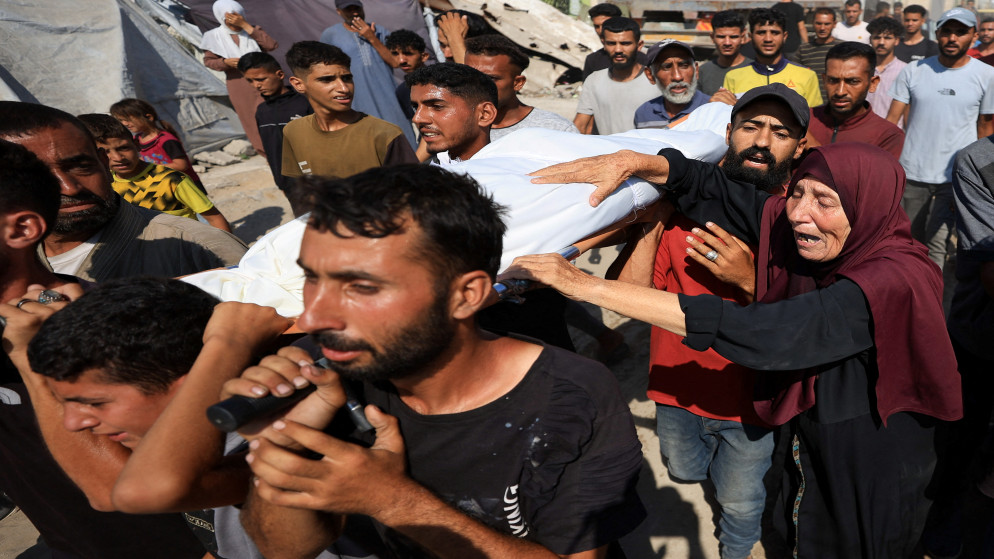 فلسطينيون يحملون جثمان شهيد في مدينة غزة، 24 تموز 2025. (رويترز)