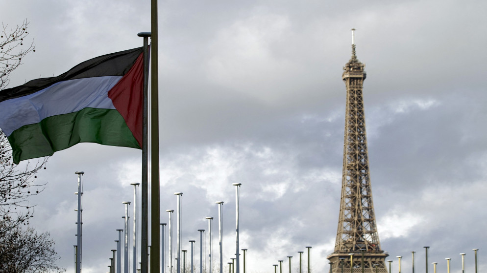 العلم الفلسطيني (مع برج إيفل في الخلفية) .13 كانون الأول 2011 .مقر منظمة الأمم المتحدة للتربية والعلم والثقافة (اليونسكو) في باريس. (أ ف ب)