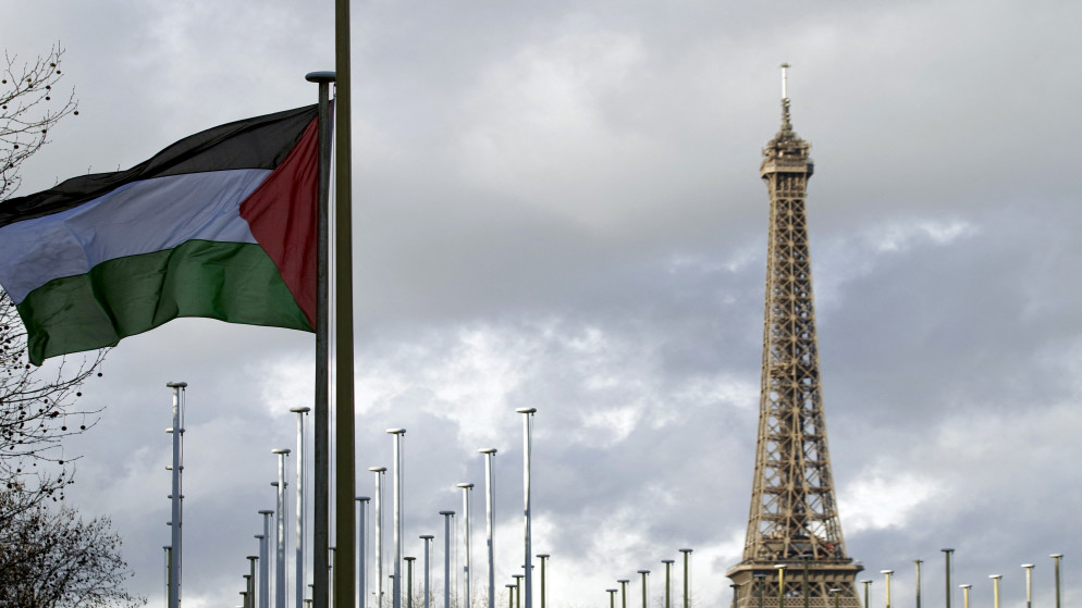 صورة أرشيفية للعلم الفلسطيني مع برج إيفل في مقر منظمة الأمم المتحدة للتربية والعلم والثقافة (اليونسكو) في باريس. (أ ف ب)