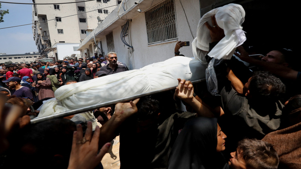 فلسطينيون يشيعون جثمان شهيد في مستشفى الشفاء الطبي في مدينة غزة. 25 تموز 2025. (رويترز)