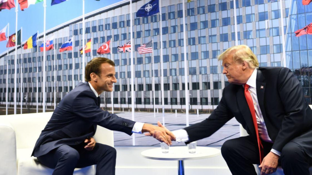 الرئيس الفرنسي إيمانويل ماكرون (إلى اليسار) والرئيس الأميركي دونالد ترامب (إلى اليمين). أ ف ب