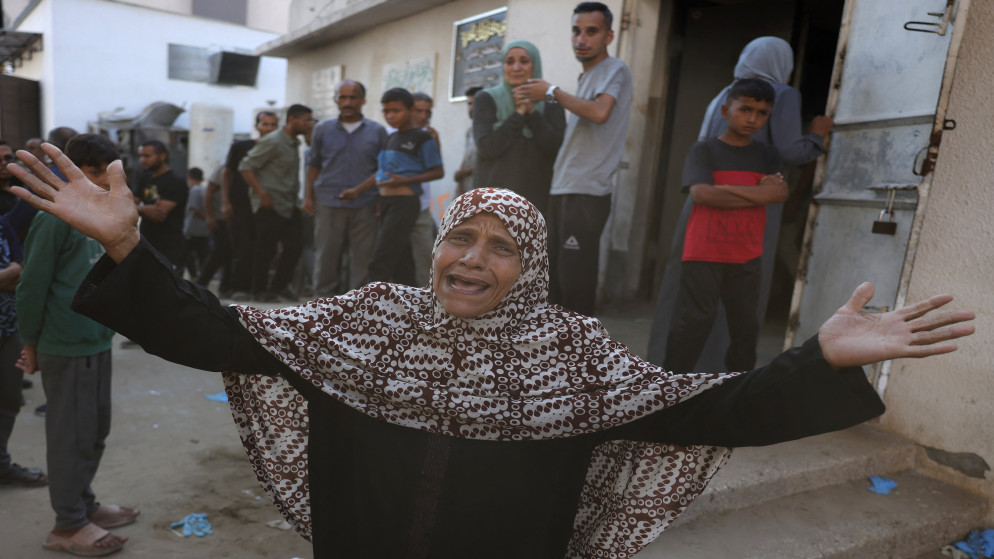 فلسطينية مكلومة على شهداء غزة. 25 تموز 2025. (أ ف ب)