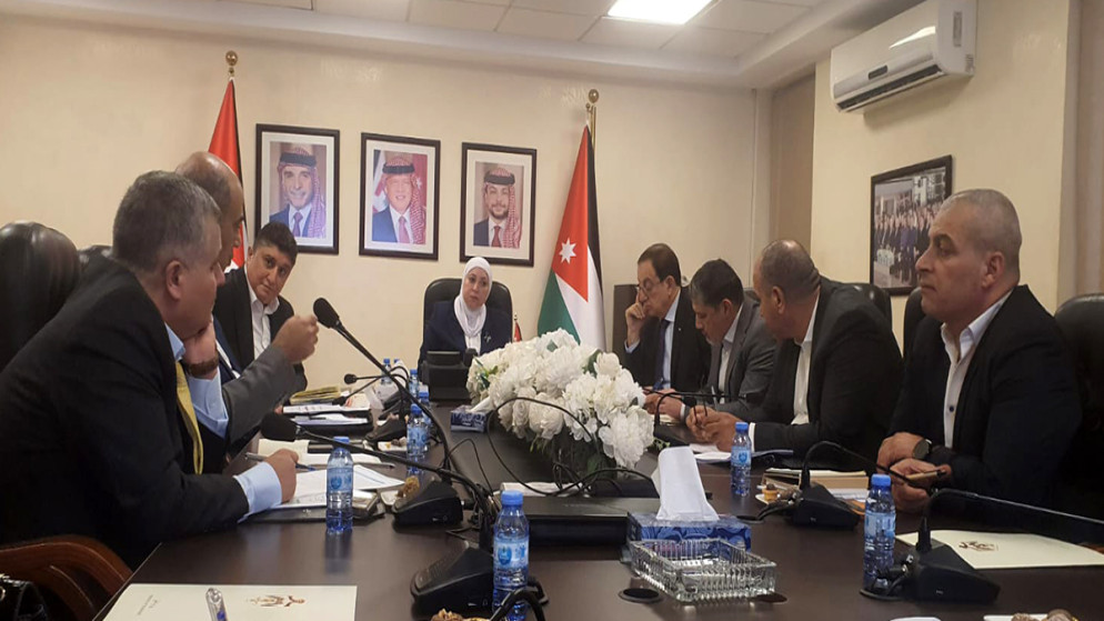 وزيرة النقل وسام التهتموني تترأس اجتماعا في مقر الوزارة لمناقشة البرنامج التنفيذي لرؤية التحديث الاقتصادي للأعوام 2026–2029.