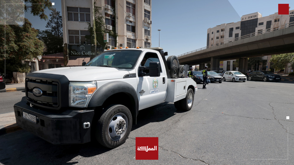 ونش نقل وإزالة مركبات تابع لإدارة السير. (المملكة)