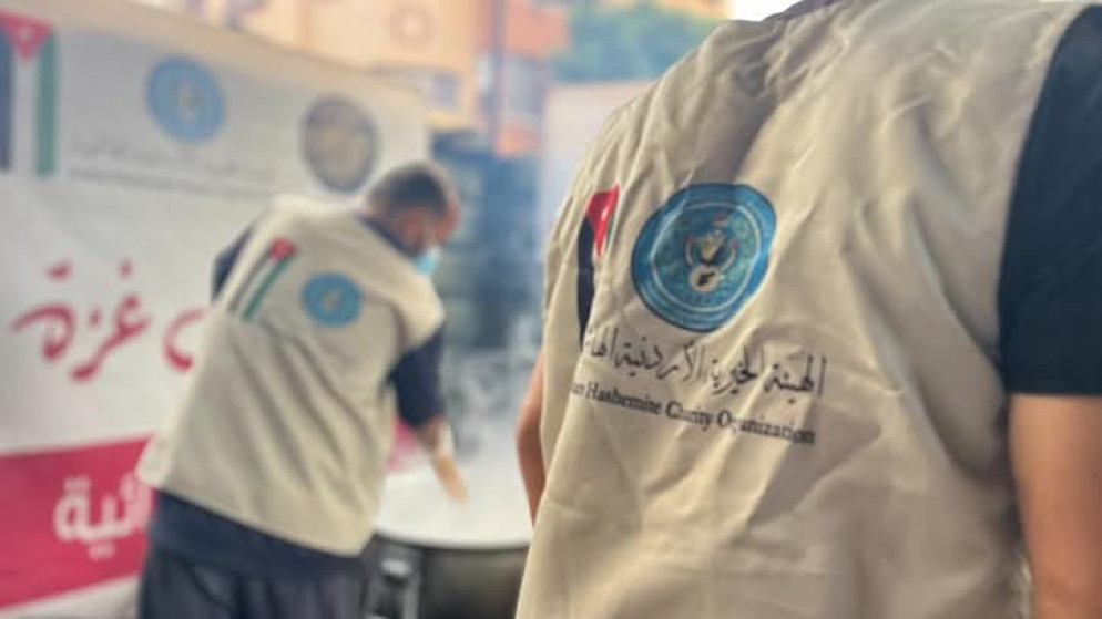 كوادر تعمل مع الهيئة الخيرية الأردنية الهاشمية على توزيع المساعدات الغذائية في قطاع غزة. (الهيئة الخيرية الهاشمية)