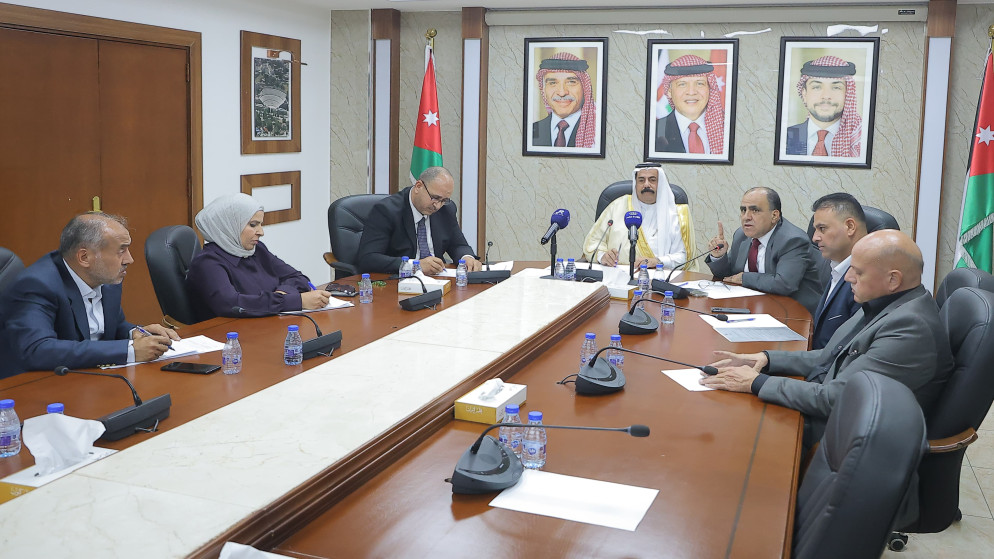 لجنة الخدمات العامة والنقل النيابية، برئاسة أيمن البدادوة تجتمع بحضور مدير عام هيئة تنظيم النقل البري رياض الخرابشة.