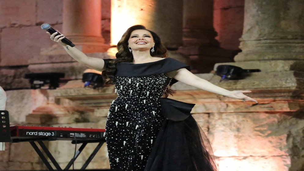 الفنانة الأردنية ديانا كرزون خلال مهرجان جرش في دورته الـ 39.