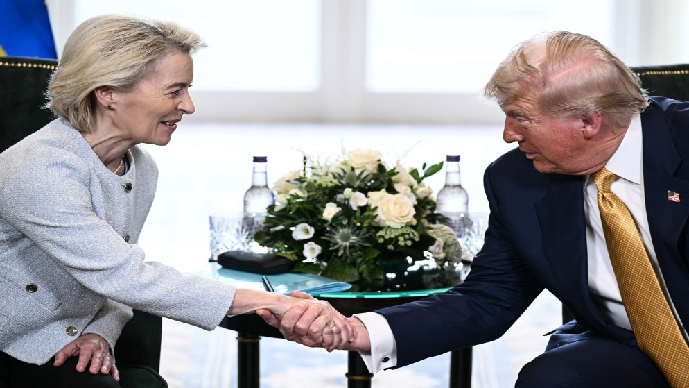 الرئيس الأميركي دونالد ترامب (يمين) يصافح رئيسة المفوضية الأوروبية أورسولا فون دير لاين (يسار) خلال اجتماع في تيرنبيري، جنوب غرب إسكتلندا، في 27 يوليو/تموز 2025 (أ ف ب)