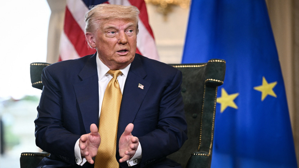 الرئيس الأميركي دونالد ترامب خلال لقاء رئيسة المفوضية الأوروبية أورسولا فون دير لاين في تيرنبيري، جنوب غرب اسكتلندا، في 27 تموز 2025 (أ ف ب)