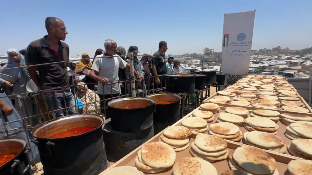 الحملة الأردنية تواصل تنفيذ برنامجها الإغاثي الميداني وتوزع وجبات طعام على مناطق في قطاع غزة.