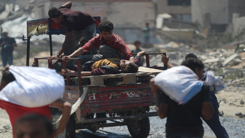 فلسطيني أصيب بنيران الاحتلال الإسرائيلي خلال انتظار إمدادات الإغاثة التي دخلت إلى بيت لاهيا شمالي غزة. 27/07/2025. (رويترز)