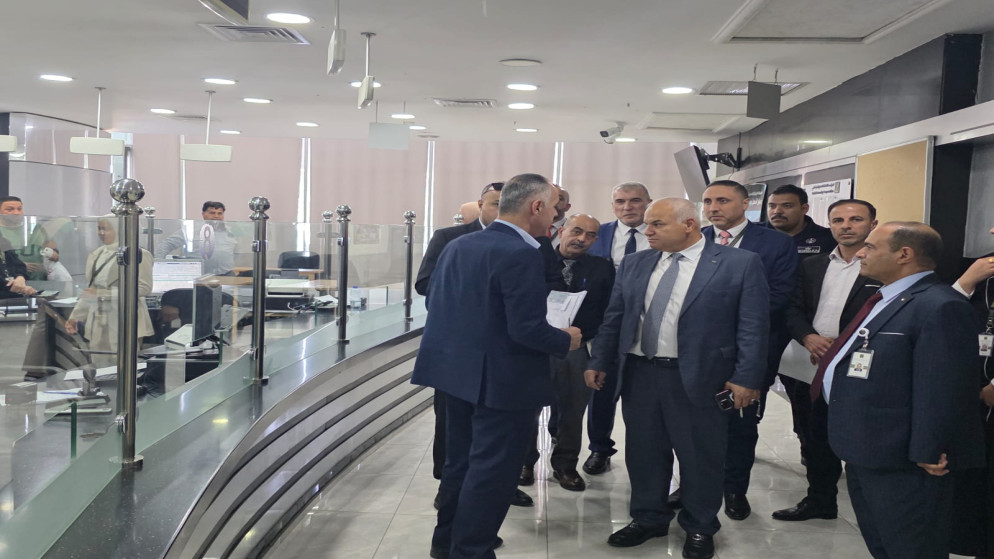 وزير العمل خالد البكار خلال جولة ميدانية له الاثنين، في محافظة إربد إدارة فرع ضمان المحافظة. (وزارة العمل)