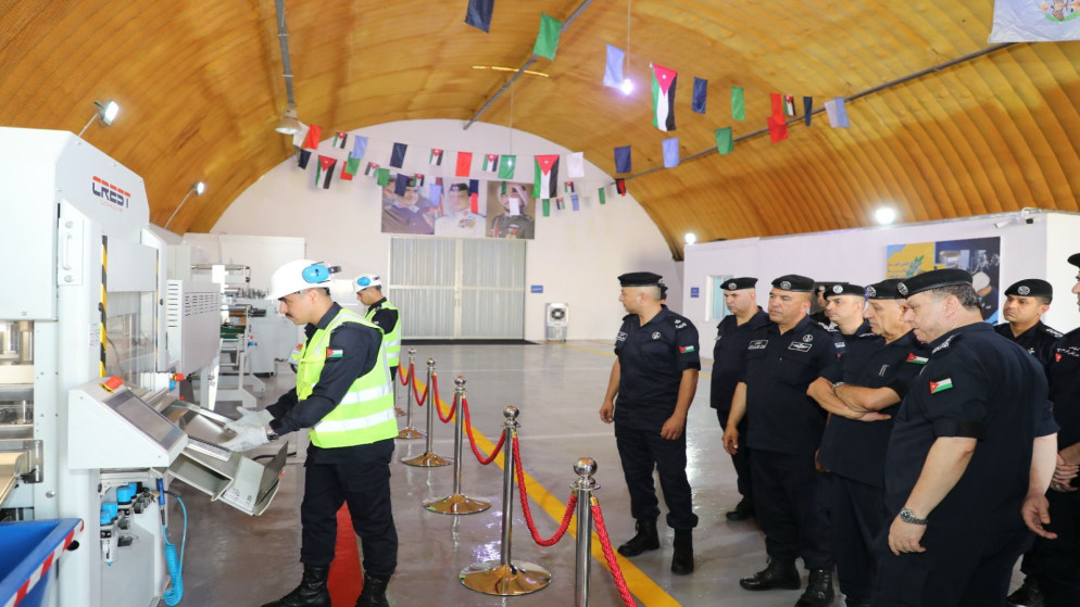 مدير الأمن العام خلال افتتاح مصنع لوحات أرقام المركبات داخل مشاغل الأمن العام/ الموقر. (الأمن العام)