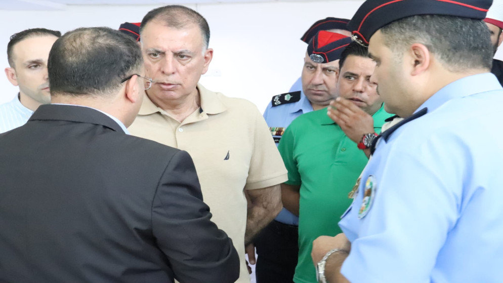 وزير الداخلية يطلع على واقع الخدمات المقدمة في مركز حدود المدورة.(وزارة الداخلية)