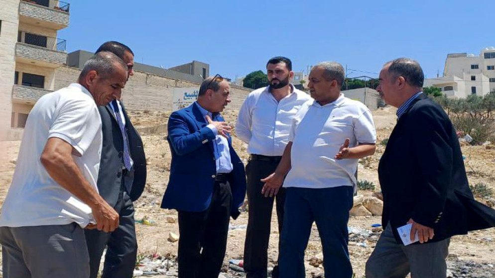 وزير الإدارة المحلية وليد المصري خلال جولة ميدانية في منطقة عين الباشا