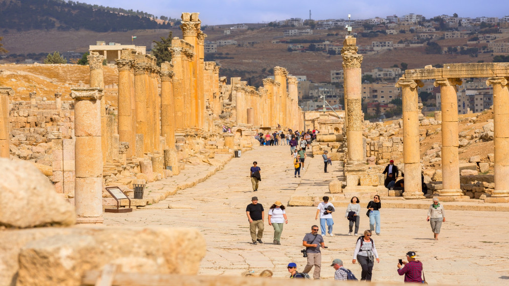 شارع الأعمدة الأثري في مدينة جرش شمالي الأردن. (istockphoto)
