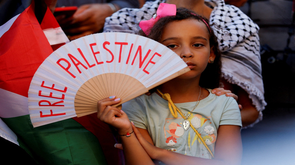 فتاة تحمل مروحة يدوية مكتوب عليها "فلسطين حرة" خلال احتجاج "تحركوا الآن ضد الإبادة الجماعية في غزة" في فاليتا، مالطا، 29 تموز 2025. (رويترز)