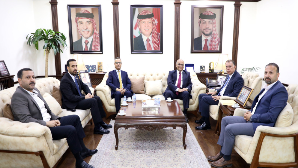 وزير الداخلية، مازن الفراية، خلال لقائه مع عدد من أعضاء مجلس نقابة الصحفيين.