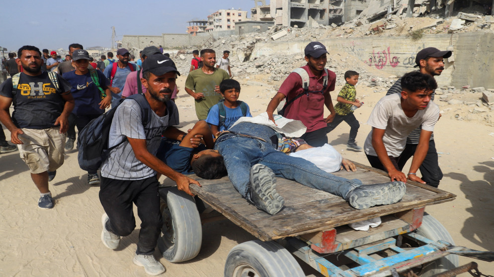 فلسطينيون أصيبوا بنيران إسرائيلية يتم نقلهم على عربة، شماليّ قطاع غزة، 29 تموز 2025. (رويترز)