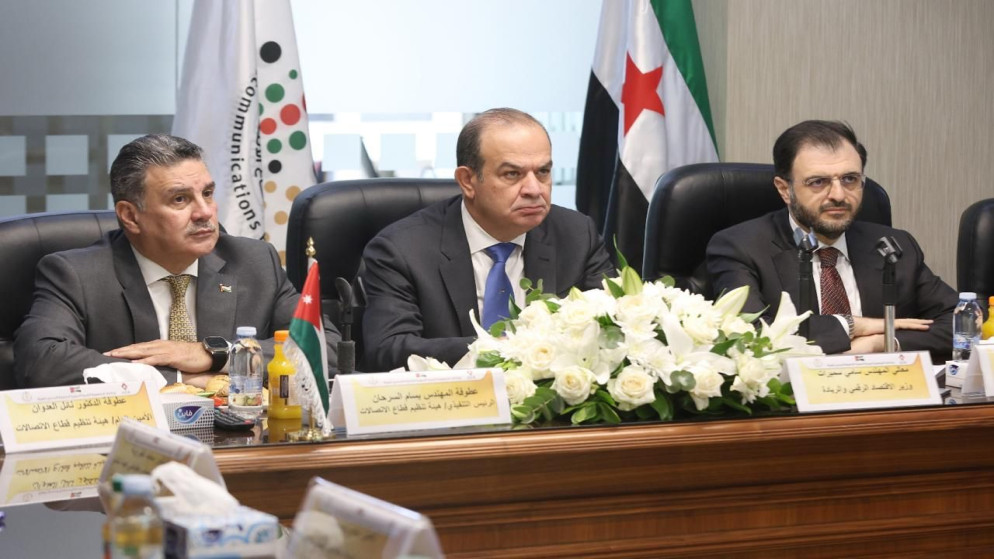 وزير الاقتصاد الرقمي والريادة سامي سميرات ووزير الاتصالات والتقانة عبدالسلام هيكل ورئيس مجلس مفوضي هيئة تنظيم قطاع الاتصالات بسام السرحان.(الحساب الرسمي لوزير الاقتصاد الرقمي عبر موقع"إكس")