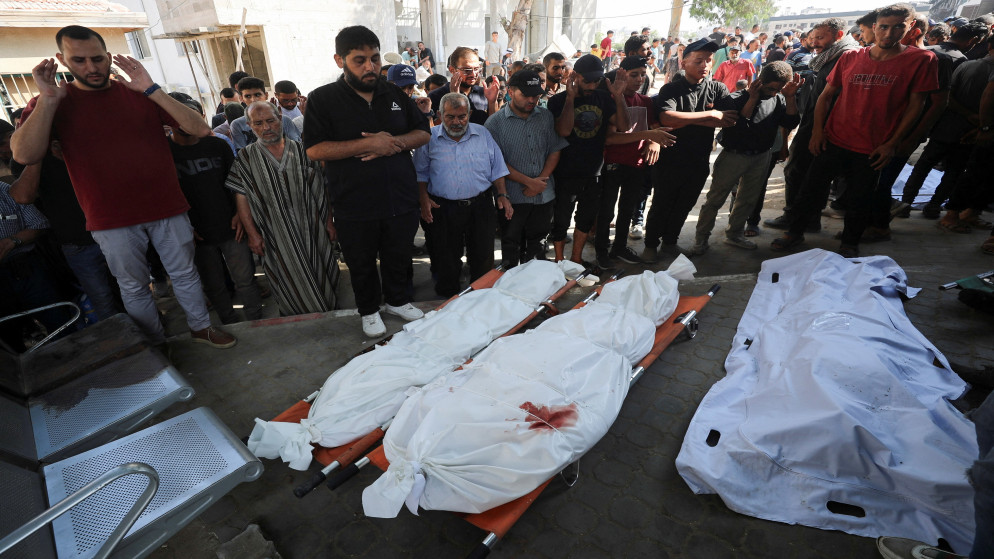 فلسطينيون يؤدون صلاة الجنازة على شهداء قضوا في الغارات الإسرائيلية المستمرة على قطاع غزة. (رويترز)