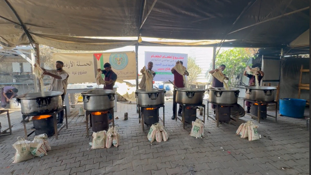 جانب من تقديم الإغاثات الغذائية للعوائل النازحة في قطاع غزة. (المملكة)