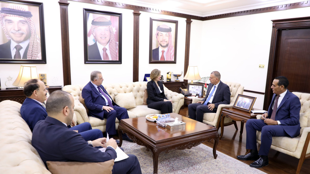 وزير الداخلية، مازن الفراية، خلال لقائه مع وزيرة الهجرة والمهجرين العراقية، إيفان فائق يعقوب.