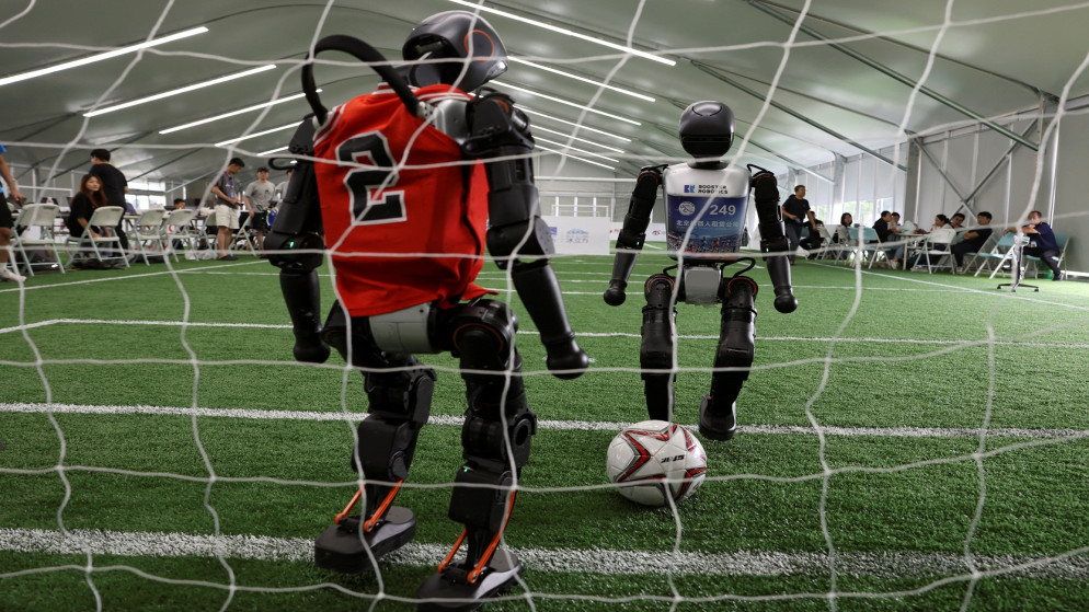 تدريب روبوتات شبيهة بالبشر على لعب كرة القدم 1 آب 2025. (رويترز)
