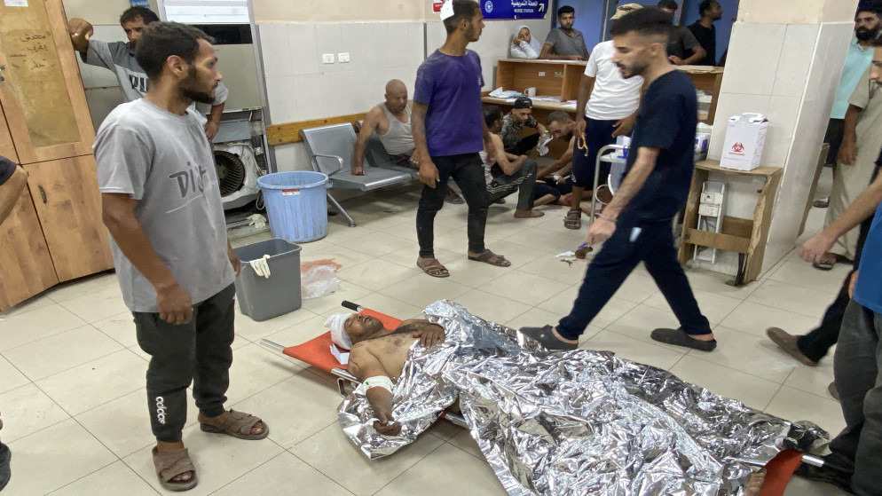 فلسطيني مصاب مستلقٍ على نقالة على الأرض في مجمع ناصر الطبي في خان يونس جنوب قطاع غزة، 28 تموز 2025. (أ ف ب)
