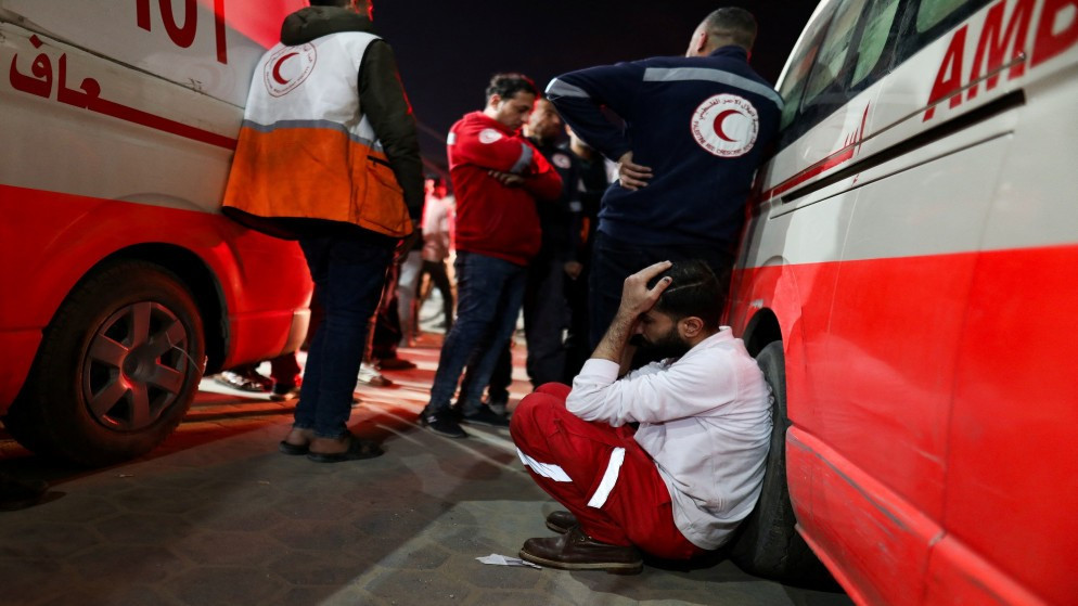 صورة أرشيفية لكوادر في الهلال الأحمر الفلسطيني بعد استشهاد مسعفين في غزة. (رويترز)