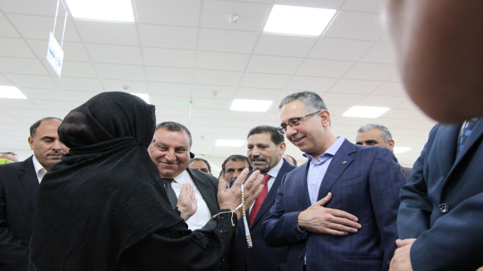 وزير الصناعة والتجارة والتموين يعرب القضاة خلال افتتاح سوق المؤسسة الاستهلاكية المدنية الجديد في المفرق. (وزارة الصناعة والتجارة والتموين)