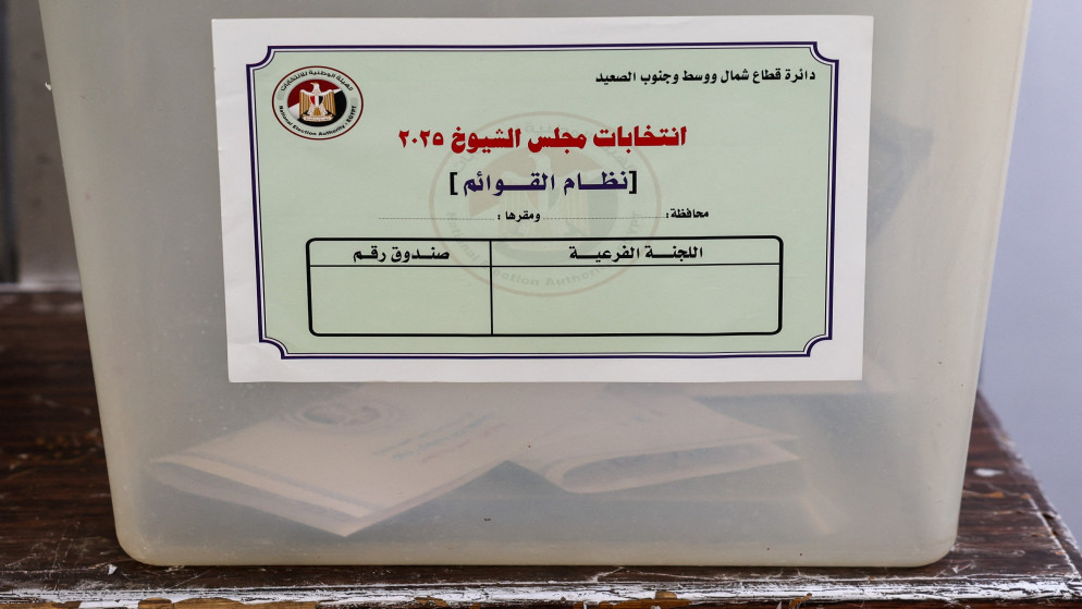 صندوق اقتراع على طاولة في مدرسة استُخدمت مركز اقتراع خلال اليوم الأول من انتخابات مجلس الشيوخ، في القاهرة، مصر، 4 آب 2025. (رويترز)